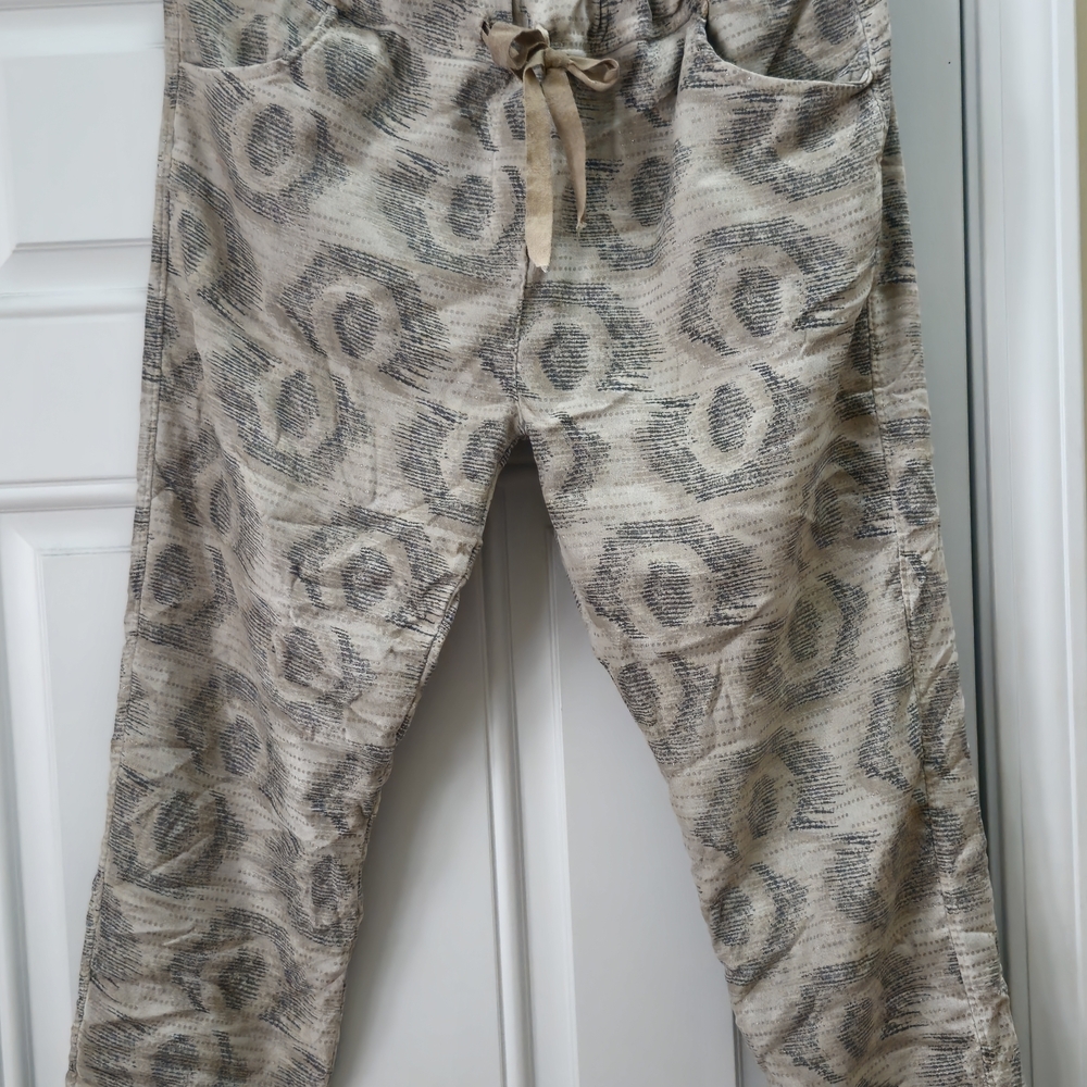 Tempo Paris Beige and Gray Abstract Print Cropped Joggers